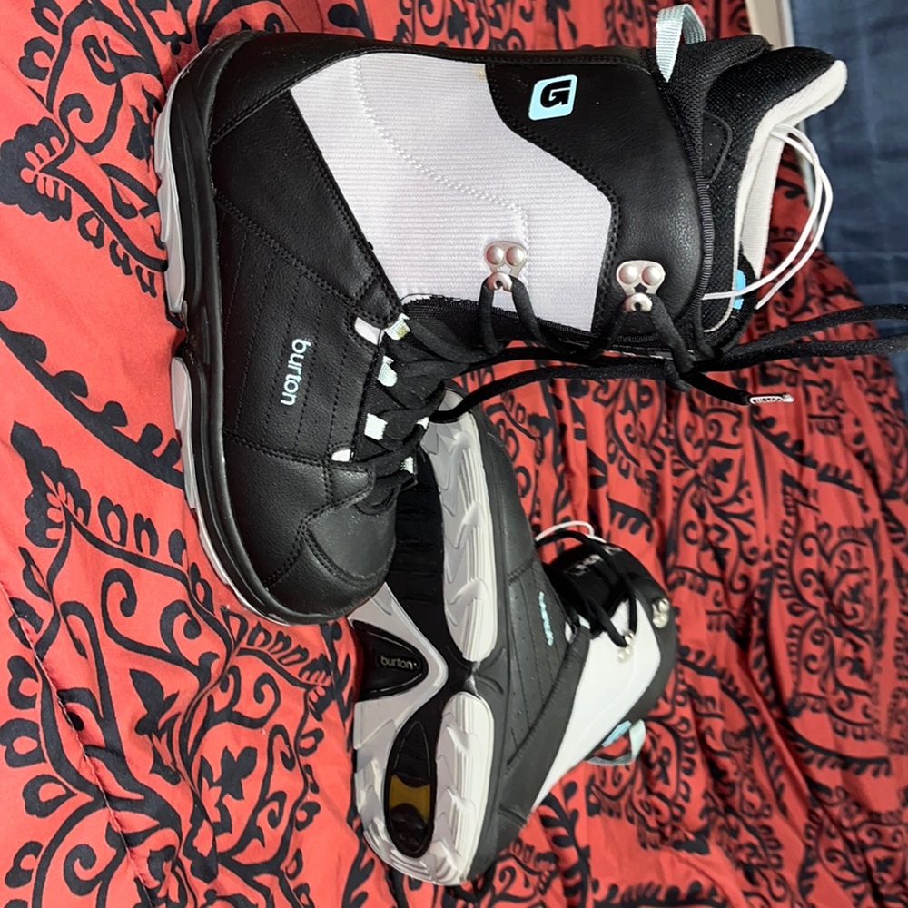 New Burton Snowboarding boot women size 9. Black with baby blue logo.
